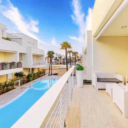 - Elegante Con Piscina Apartment Lido di Jesolo