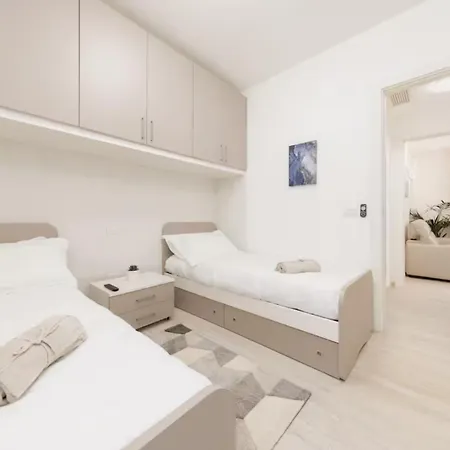 - Elegante Con Piscina Apartment *